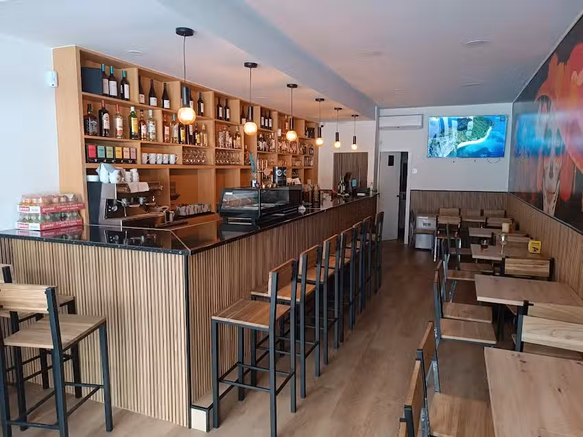La Reina Bar Caf&eacute;