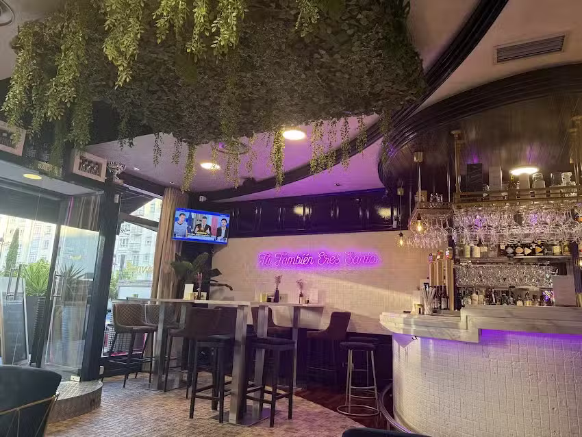 La santa m&uacute;sica y picoteo