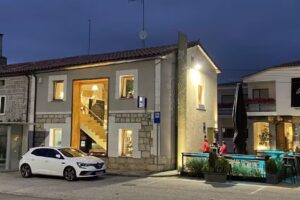 LA VENTANA DE LOS CLAVELES