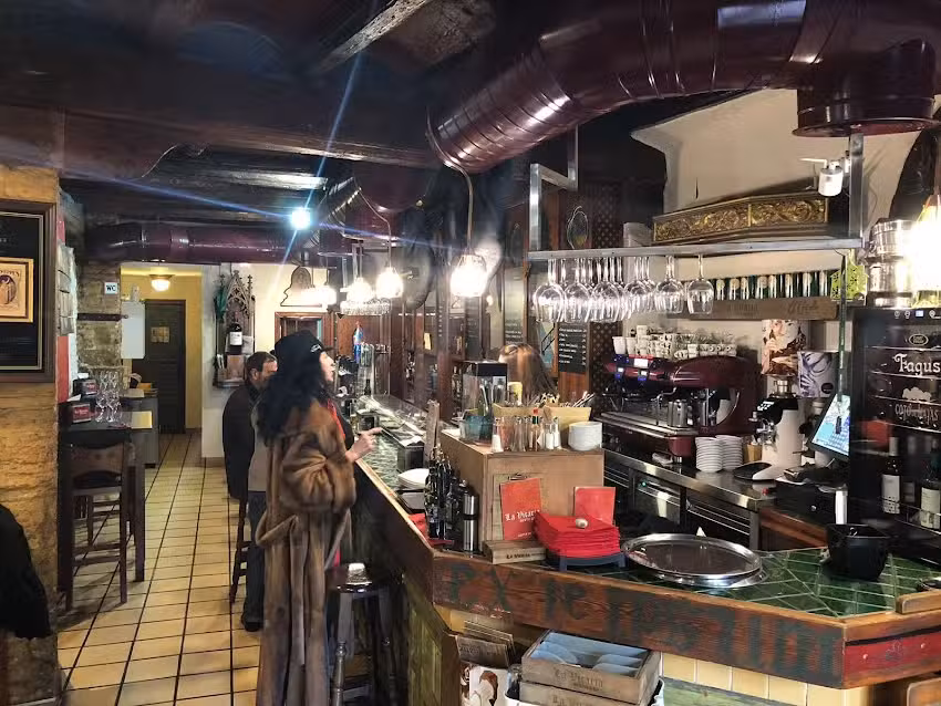 La Vicar&iacute;a Resto Bar