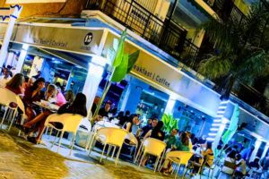 Larios13 – Cafetería Pub Gintonic Cocktails Bar de Copas en Torre del Mar