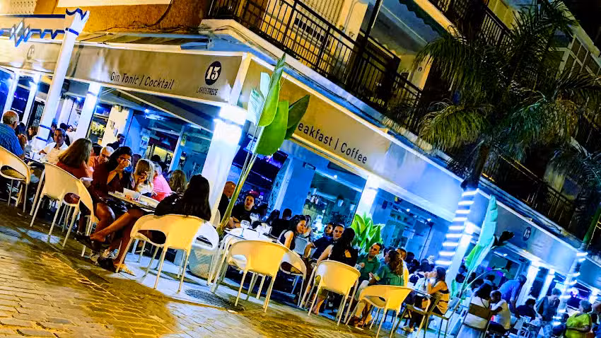 Larios13 &ndash; Cafeter&iacute;a Pub Gintonic Cocktails Bar de Copas en Torre del Mar