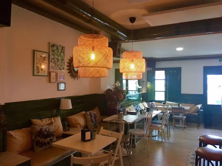 Le&ntilde;a Verde Bueu