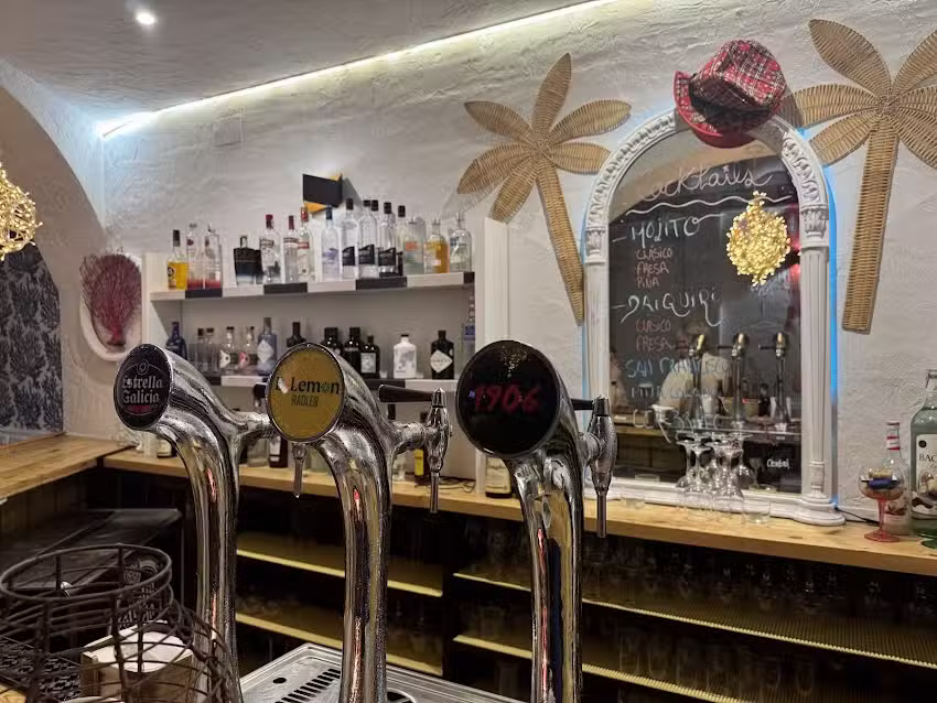 Lipe Caf&eacute; & Pub