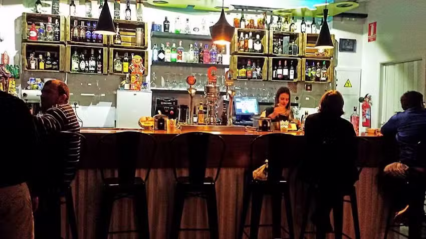 Lo de la Lola, Bar