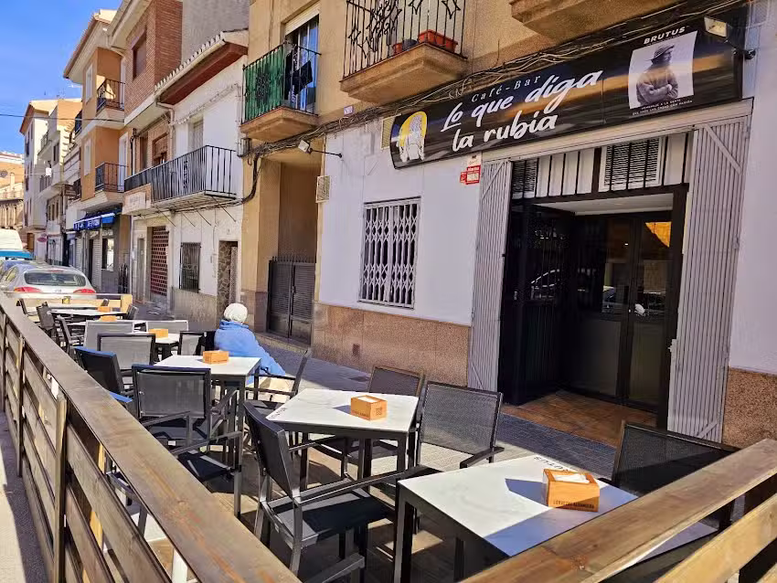 Lo que diga la rubia