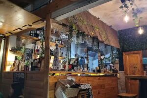 Los Monos Sabios Tiki cocktail bar