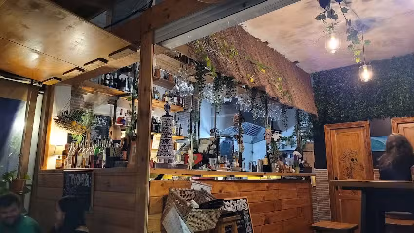 Los Monos Sabios Tiki cocktail bar