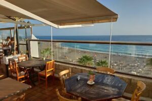 Lucky 7’s Bar & Burger Joint.