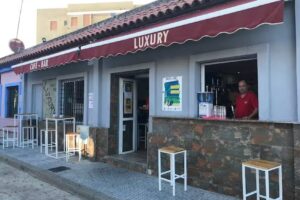 Luxury caf&eacute;-bar