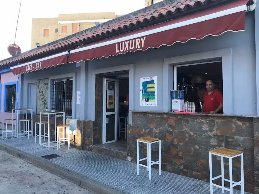 Luxury caf&eacute;-bar