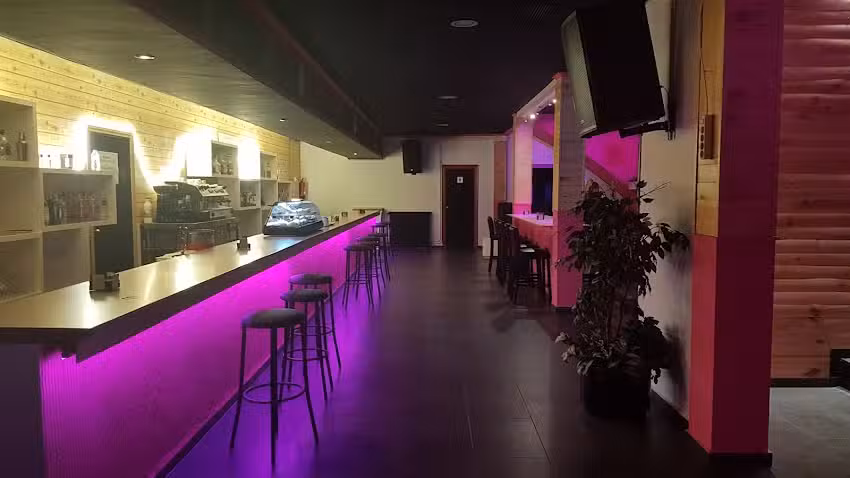 Luxury LOUNGE & BAR.