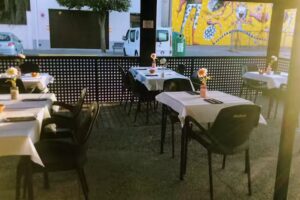 Mes&oacute;n La Villa (Restaurante en Bin&eacute;far de brasas, men&uacute; mediod&iacute;a y comida para llevar)