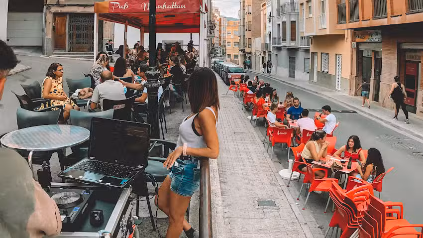 MNH Caf&eacute; & Copas