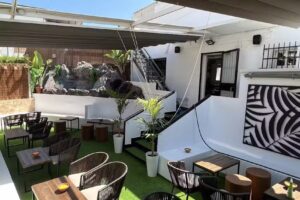 MOAI TROPICAL CAF&Eacute;