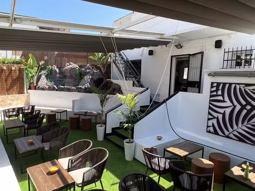 MOAI TROPICAL CAF&Eacute;