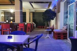 Moby Dick &ndash; Pub ,Bar de copas, terraza. (con Billar y dardos )