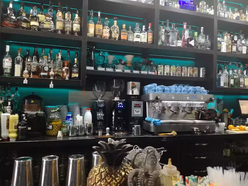 Moon 93 &laquo;Caf&eacute; & Cocktail Bar&raquo;