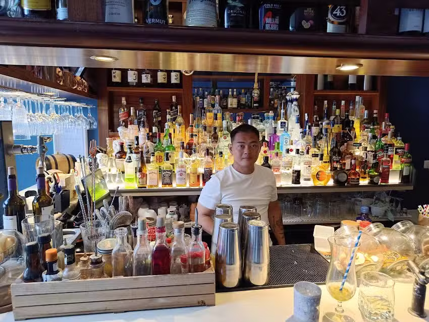 N&uacute;mero siete cocktail bar &tapa