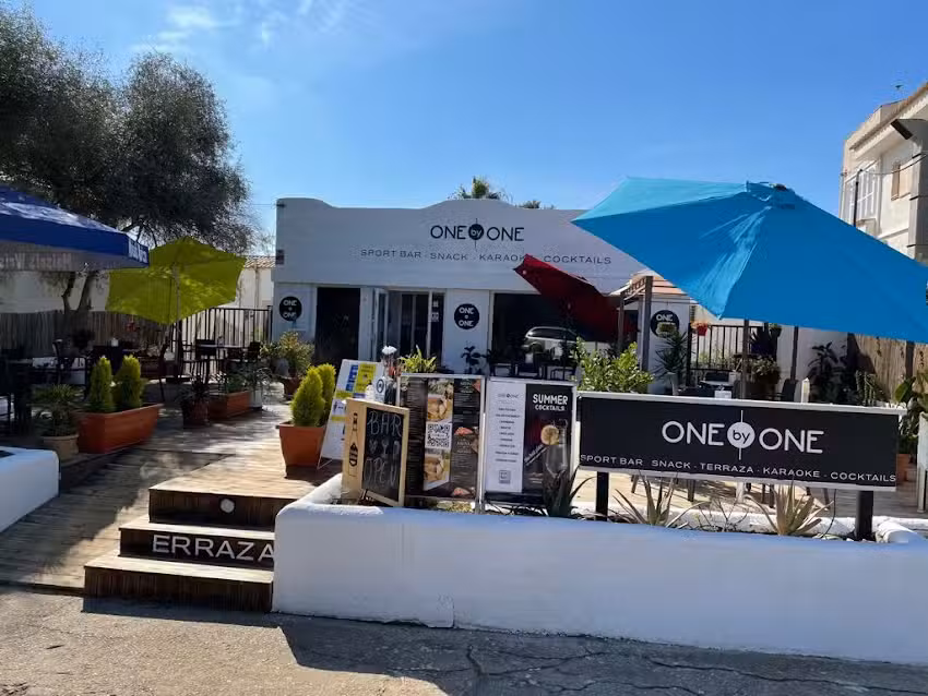 One by One Food y Drinks. Cocktails, Music, 60/70/90/90, Tv Sports