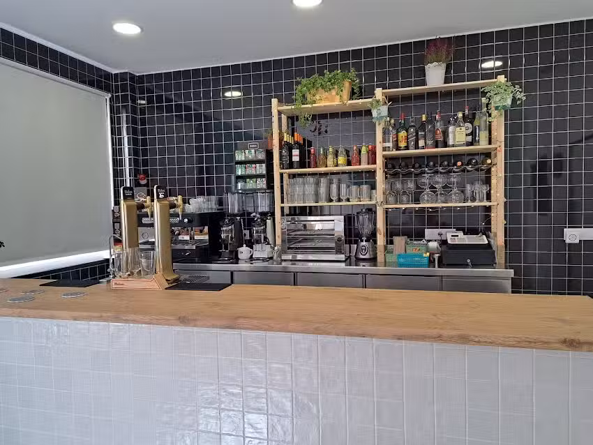 Plaza 63 Caf&eacute;-Bar