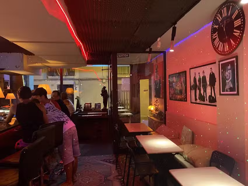 Pub &Ntilde;o&ntilde;a / @pub_nyonya
