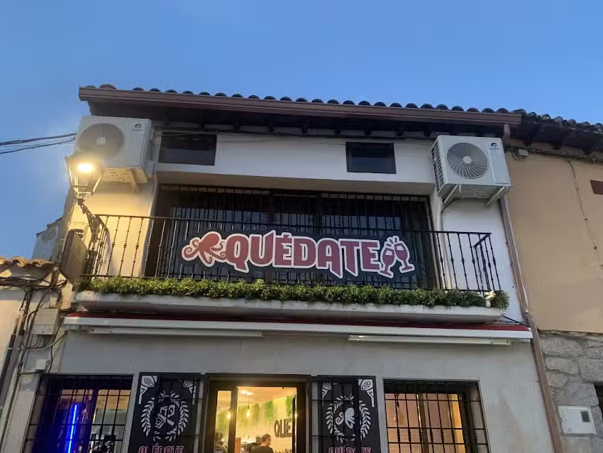 Qu&eacute;date bar restaurante