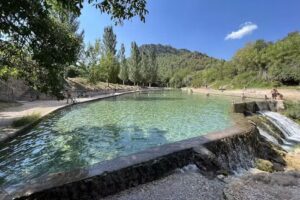 Quiosco en la piscina natural