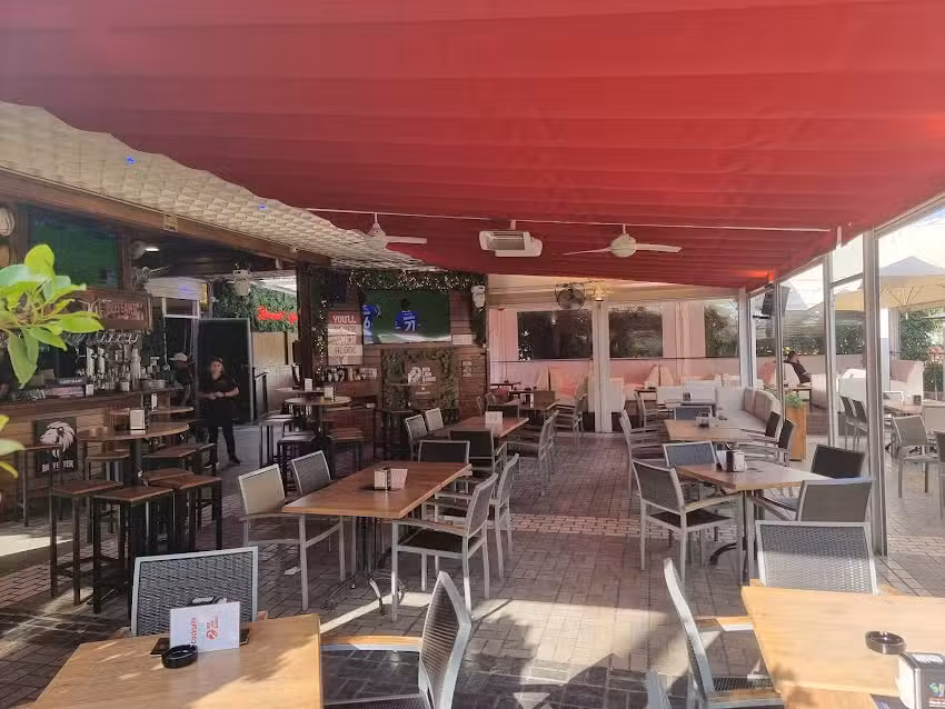 Red Lion Ban&uacute;s Sport Bar