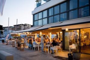Restaurante Bruno Port Calanova &ndash; Amplia y soleada terraza sobre el mar ️