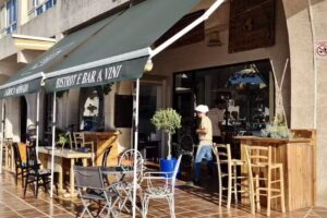 Restaurante F&aacute;brica N&oacute;mada / Bistrot y Bar de Vino en Almerimar