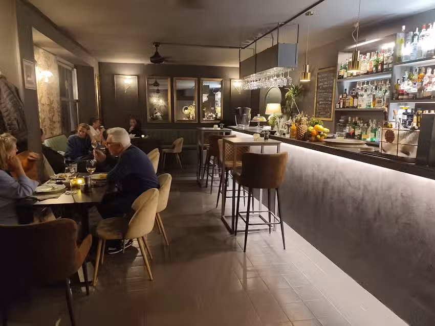 SIMON&rsquo;S The Bar