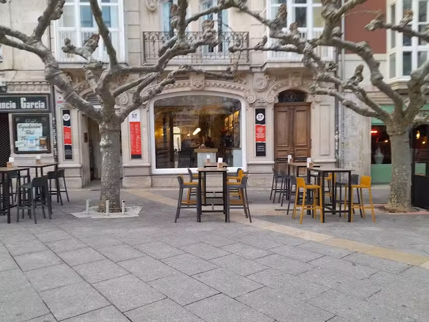 Sly Tapas, Copas y Habanos