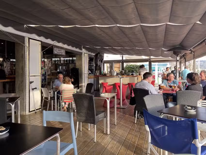 Szimple Caf&eacute; & Bar