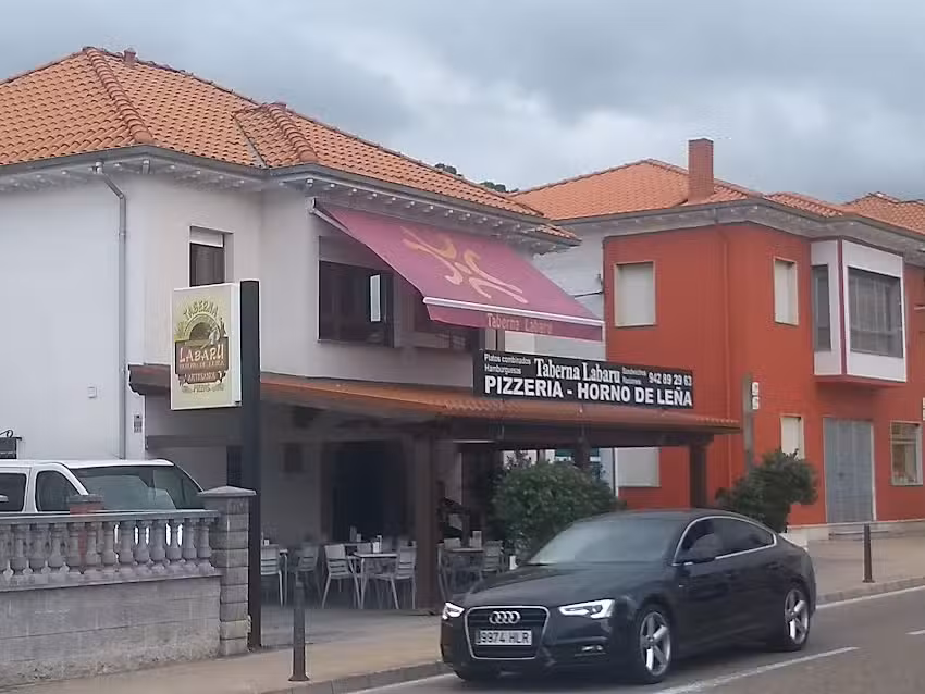 Taberna L&aacute;baru Pizzer&iacute;a-Horno de Le&ntilde;a