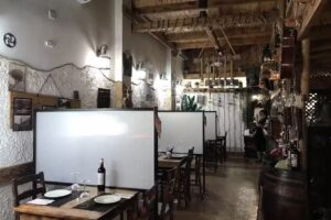 Tasca La Cueva De Madera Leo y montse