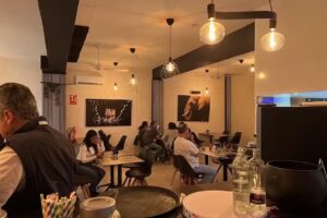 Tasca Mira qui&eacute;n vino