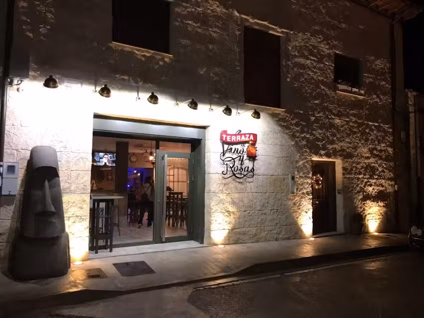 Terraza de Vino y Rosas
