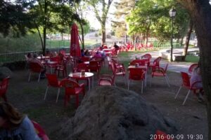 Terraza Restaurante Las Charcas . Navafria