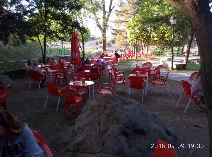 Terraza Restaurante Las Charcas . Navafria