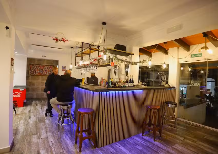 THE MOMOS BAR-RESTAURANTE