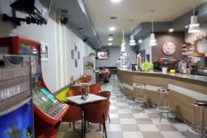 Tomi&rsquo;s Caf&eacute;