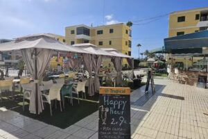 Tropicalife Pool Bar & Restaurant (Bar Las Olas)