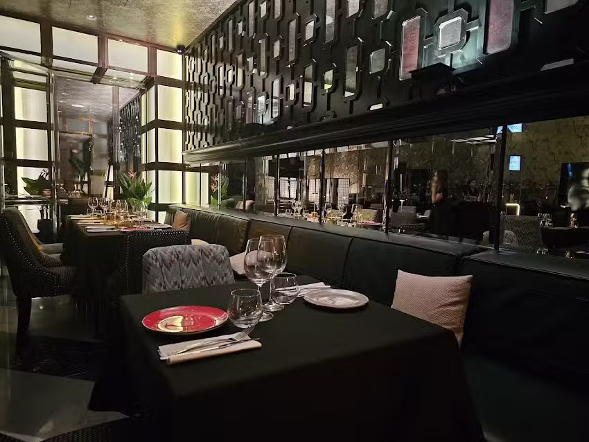 Vibra Speakeasy *Room Mate Anna*