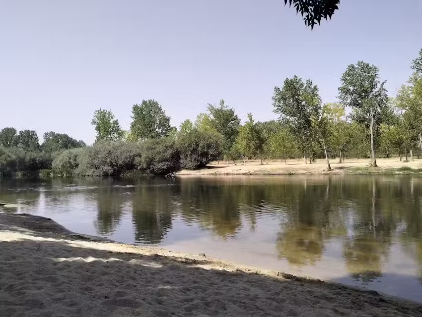 Zona de Ba&ntilde;o. Los Cantos en el R&iacute;o Tormes