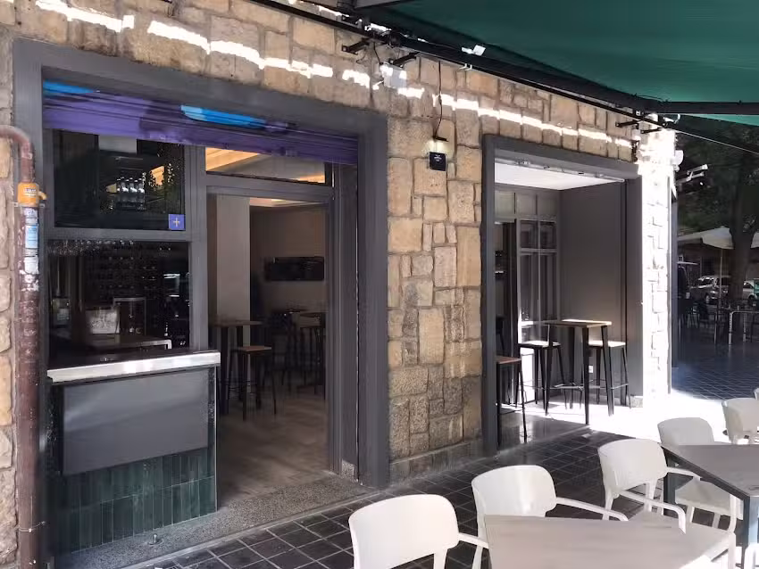 Zorba&rsquo;s wine&cocktail bar